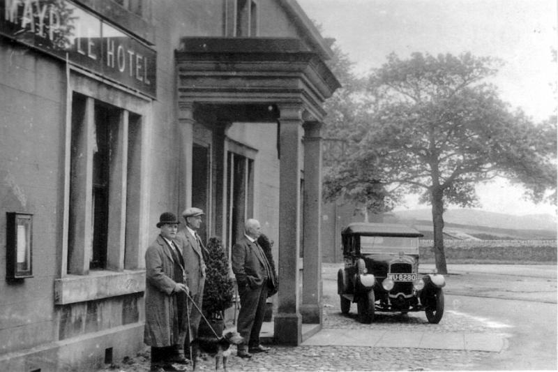 Maypole and landlord c 1930.JPG - The Maypole Hotel around 1930.  William Clayton, the Landlord from 1924 to 1946 is standing on the right.  (Can anyone identify the two other gentlemen or the make of car? )